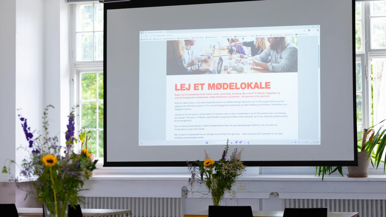 mødelokale med projektor