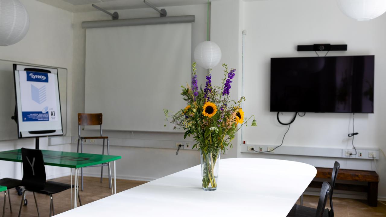 lyst mødelokale